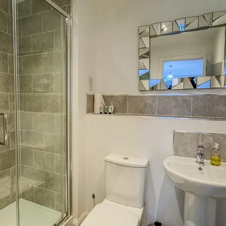Luxury 2 Bed 2 Bath- City Centre - Netflix - Wifi - On-street Parking Apartment