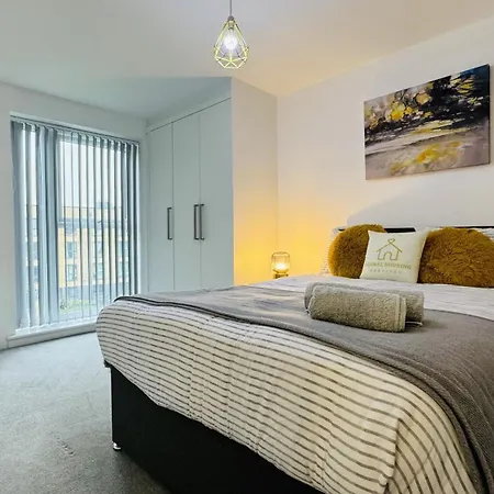 Luxury 2 Bed 2 Bath- City Centre - Netflix - Wifi - On-street Parking *