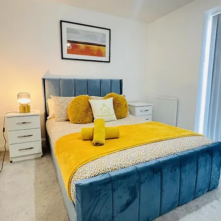 Luxury 2 Bed 2 Bath- City Centre - Netflix - Wifi - On-street Parking