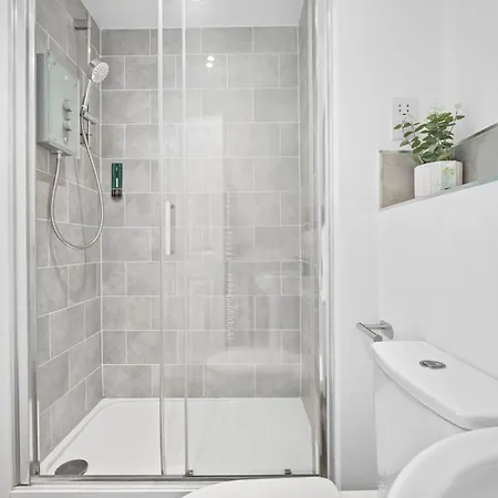 Luxury 2 Bed 2 Bath- City Centre - Netflix - Wifi - On-street Parking *