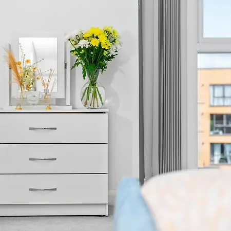 Apartment Luxury 2 Bed 2 Bath- City Centre - Netflix - Wifi - On-street Parking