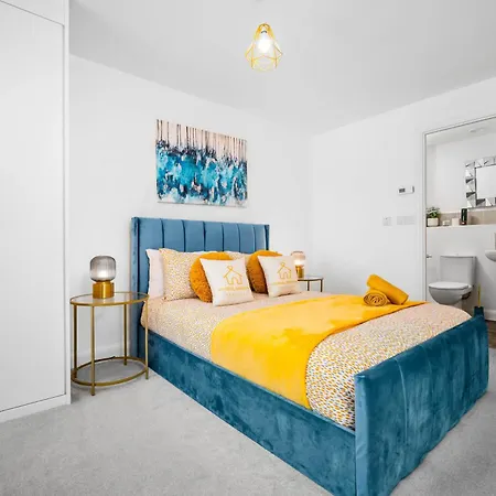 Luxury 2 Bed 2 Bath- City Centre - Netflix - Wifi - On-street Parking